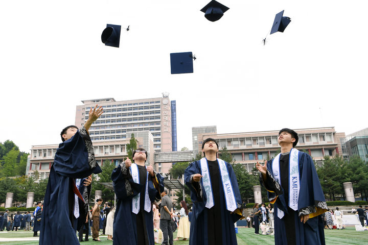 [서울=뉴시스] 19일 국민대 '2025학년도 후기 학위수여식'에서 졸업생들이 학사모를 던지고 있다. (사진=국민대 제공) 2026.08.20. photo@newsis.com *재판매 및 DB 금지