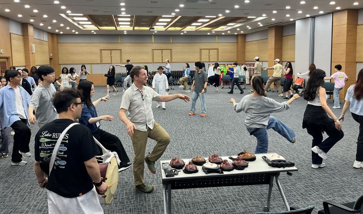 [안동=뉴시스] 연세대학교 언더우드국제대학 교수와 학생들이 하회탈춤을 배우고 있다. (사진=한국국학진흥원 제공) 2026.08.20. photo@newsis.com *재판매 및 DB 금지