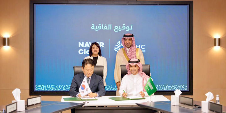 2025년 5월 네이버클라우드가 사우디아라비아 주택공사와 전략합작법인 네이버 이노베이션 설립 계약을 맺었다. 사진 왼쪽 뒤부터 시계 방향으로 채선주 네이버 전략사업 대표, 마제드 알 호가일 사우디 자치행정주택부 장관, 라이얀 알아킬 NHC 이노베이션 CEO, 한상영 네이버클라우드 글로벌DX&이노베이션 전무. (사진=네이버 제공) *재판매 및 DB 금지