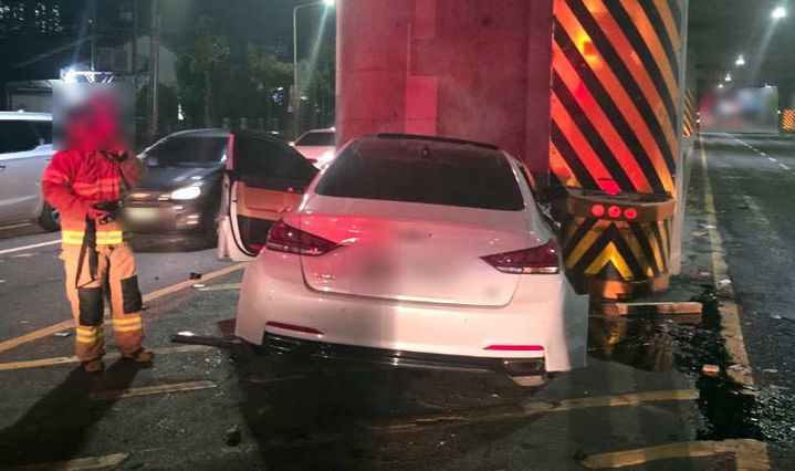 [부산=뉴시스] 19일 오후 부산 사상구의 한 교차로에서 승용차가 동서고가도로 하부 교각을 들이받았다. (사진=부산경찰청 제공) 2026.08.20. photo@newsis.com *재판매 및 DB 금지
