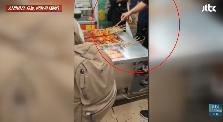 [서울=뉴시스]대구의 한 전통시장에서 한 남성이 먹던 어묵꼬치를 다시 어묵 국물에 넣어 먹는 모습이 포착돼 위생 논란이 일고 있다. (사진= JTBC '사건반장' 캡처) 2026.08.20