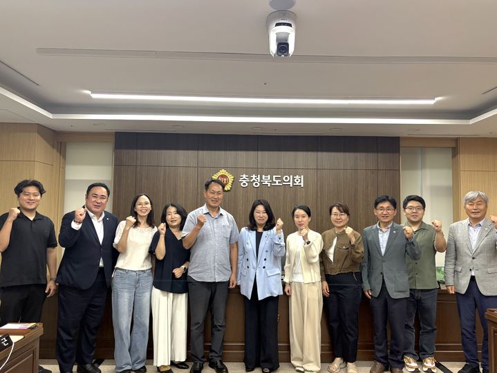 박진희 충북도의회 교육위원장(가운데)과 유윤식 충북교사노조위원장(왼쪽 다섯번째)이 19일 도의회 교육위 회의실에서 간담회를 하고 기념촬영을 하고 있다. *재판매 및 DB 금지
