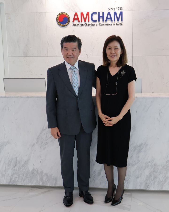 [서울=뉴시스] 주한미국상공회의소(암참)는 20일 서울 여의도 암참 사무실에서 스틸 대사와 조찬 회동을 가졌다고 밝혔다. 왼쪽부터 제임스 김 암참 회장 겸 대표이사와 미셸 스틸 주한미국대사(사진=주한미국상공회의소 제공) photo@newsis.com *재판매 및 DB 금지
