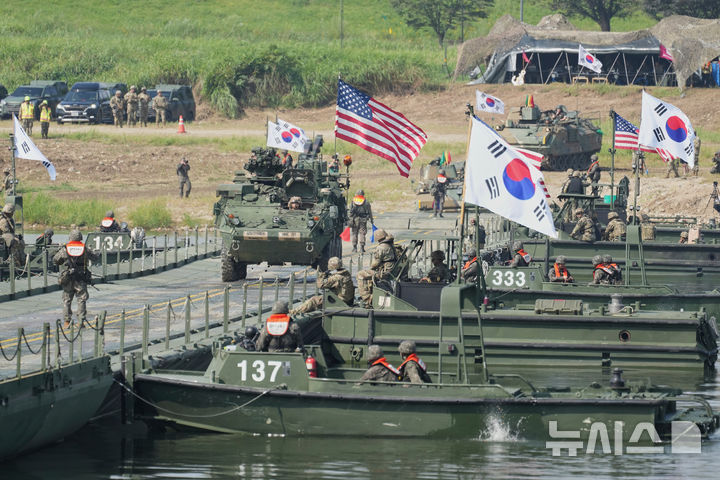 [여주=AP/뉴시스] 19일(현지시간) CNN에 따르면 한미는 당초 11일간 진행할 예정이던 한미연합훈련 '을지 자유의 방패'(을지프리덤실드·UFS)를 5일로 줄이고 일부 야외기동훈련도 축소했다. 사진은 2025년 8월27일 경기 여주시 남한강에서 열린 한미연합 도하훈련에서 미 육군 스트라이커 전투여단 차량이 부교를 건너는 모습. 이번 훈련은 '을지 자유의 방패 25'(UFS 25)의 일환으로 진행됐다. 2026.08.20.