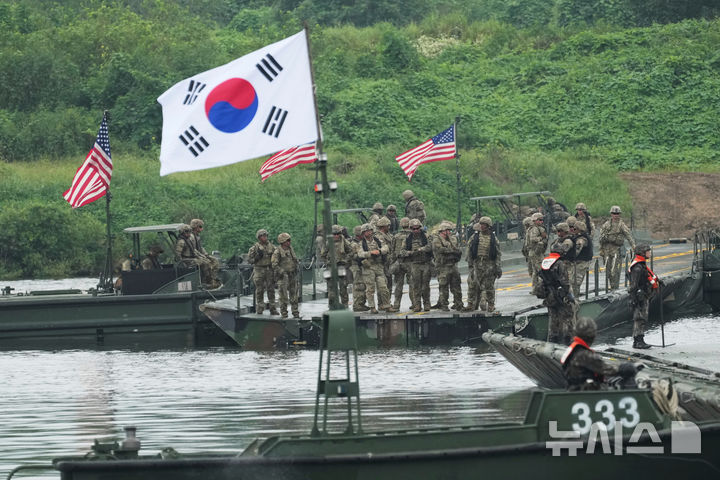 [여주=AP/뉴시스] 19일(현지시간) CNN에 따르면 한미는 당초 11일간 진행할 예정이던 한미연합훈련 '을지 자유의 방패'(을지프리덤실드·UFS)를 5일로 줄이고 일부 야외기동훈련도 축소했다. 사진은 2025년 8월27일 경기 여주시 남한강에서 열린 한미연합 도하훈련에서 한국 육군 7군단 7공병여단과 미 육군 2사단 11공병대대 장병들이 부교를 연결하는 모습. 이번 훈련은 '을지 자유의 방패 25'의 일환으로 진행됐다. 2026.08.20.