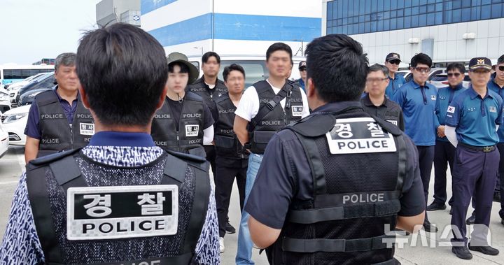 [제주=뉴시스] 오영재 기자 = 제주경찰청이 20일 오전 제주시 한림항 일대에서 장미란씨 집중 수색 브리핑을 하고 있다. 2026.08.20. oyj4343@newsis.com 
