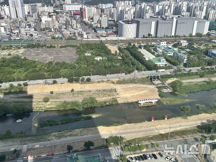 [오산=뉴시스] 오산천 경부선 철도 횡단도로 공사구간 전경 (사진=오산시 제공) 2026.08.20.photo@newsis.com 