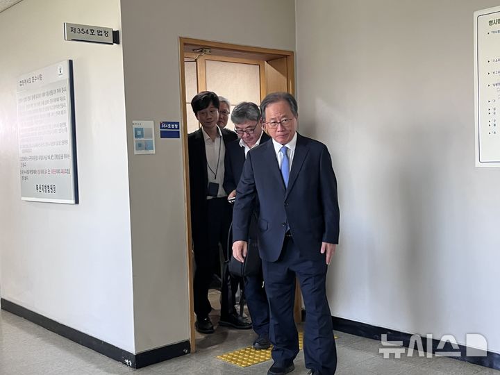 [부산=뉴시스] 진민현 기자 = 전교조 통일학교 해직 교사들을 특별 채용하도록 지시한 혐의로 기소돼 2심에서 무죄 판결을 받은 김석준 부산교육감이 20일 부산 연제구 부산지법 법정을 나서고 있다. 2026.08.20 truth@newsis.com