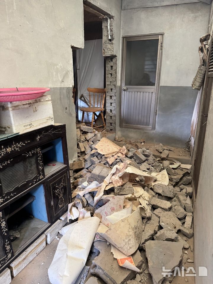 [장흥=뉴시스] 20일 오전 10시42분께 전남광주 장흥군 장평면 한 주택에서 가벽 해체 작업 도중 천장이 무너졌다. (사진=전남광주소방본부 제공) 2026.08.20. photo@newsis.com 