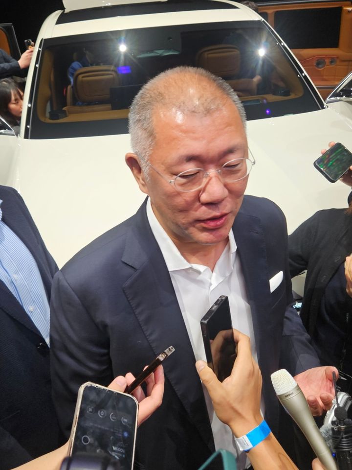 [샌프란시스코=뉴시스] 남주현 기자 = 정의선 현대자동차그룹 회장은 19일(현지시간) 미국 샌프란시스코 팰리스 오브 파인 아츠에서 열린 월드프리미어 행사에서 "GV90는 제네시스가 생각하는 미래 럭셔리의 방향성을 보여주는 모델로 기술과 디자인, 그리고 고객 경험 전반에 걸친 혁신을 통해 고객에게 더 큰 자유를 제공하고자 하는 철학을 담아냈다"고 말했다. 2026.08.19(현지시각). njh32@newsis.com *재판매 및 DB 금지