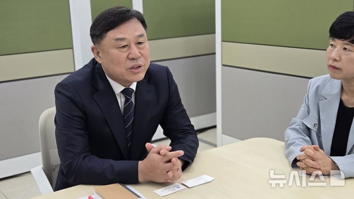 [청주=뉴시스] 임선우 기자 = 김종훈 진보당 대표가 20일 충북도청 기자실에서 기자간담회를 하고 있다. 2026.08.20. imgiza@newsis.com