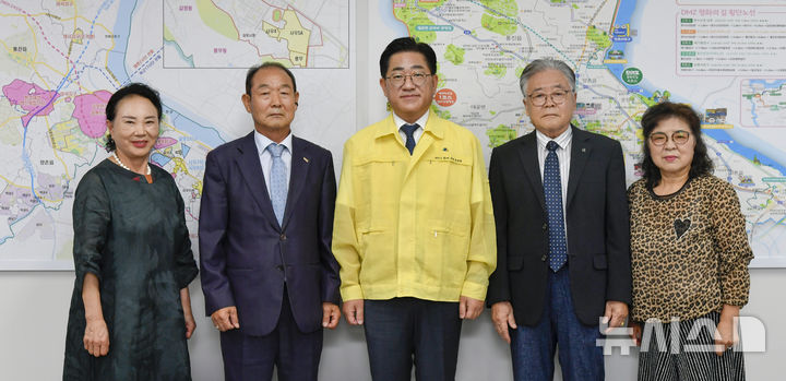 [김포=뉴시스]이기형(가운데) 김포시장이 김포시이북도민회와의 간담회에서 기념 촬영을 하고 있다. (사진=김포시 제공) 2026.08.20. photo@newsis.com