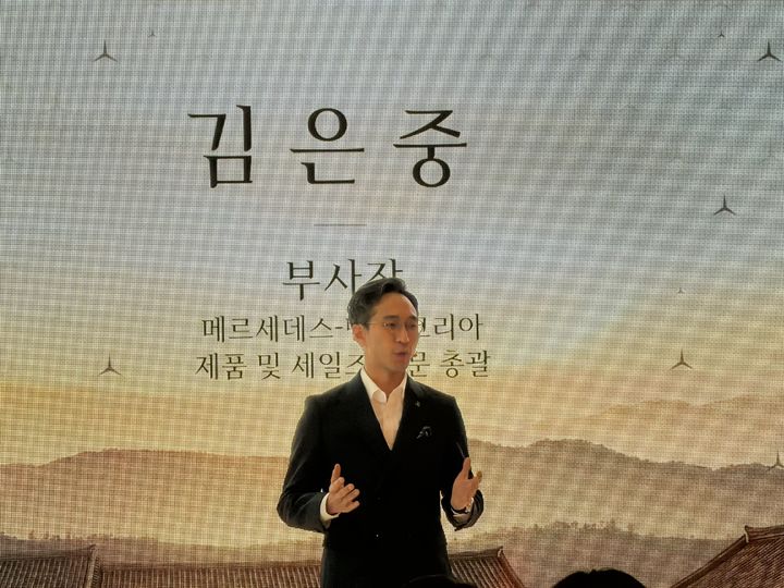 [영월=뉴시스] 김민성 기자 = 19일 강원도 영월군 '더 한옥 헤리티지'에서 열린 기자간담회에서 김은중 메르세데스-벤츠 코리아 부사장이 '더 뉴 메르세데스-벤츠 S-클래스'에 대해 소개하고 있다. kms@newsis.com. *재판매 및 DB 금지