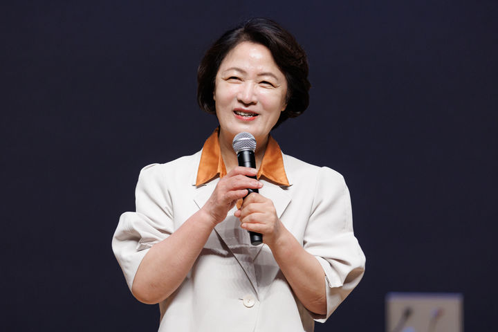 [수원=뉴시스] 추미애 경기도지사가 20일 경기도청 다산홀에서 진행된 간부 공무원 직장 내 성희롱·성폭력 예방교육에서 인사말을 하고 있다. (사진=경기도 제공) 2026.-8.20. photo@newsis.com *재판매 및 DB 금지
