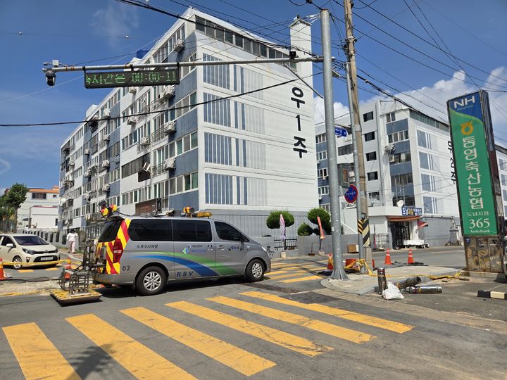 [진주=뉴시스]국토안전관리원, 거제·통영 도로 긴급 안전점검.(사진=국토안전관리원 제공).2026.08.20.photo@newsis.com *재판매 및 DB 금지