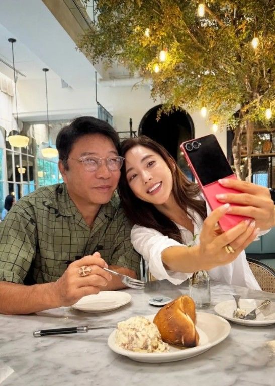 [서울=뉴시스] 이수만과 바다 (사진=바다 SNS 캡처 ) 2026.08.20. photo@newsis.com *재판매 및 DB 금지