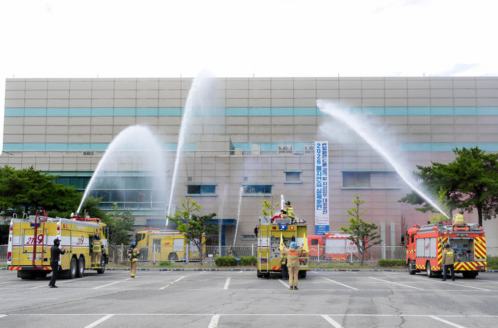 [영광=뉴시스] 영광군은 19일 한빛원전에서 '2026년 을지연습 실제 훈련'을 통해 전시 상황에서 발생할 수 있는 적 침투와 시설물 폭파·화재, 인명피해 등에 대비한 대응체계를 점검했다. (사진=영광군 제공) photo@newsis.com *재판매 및 DB 금지