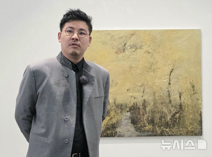 [대구·사진=박현주 미술전문기자] 20일 대구 우손갤러리에서 개인전을 여는 일본 스타작가 유키마사 이다가 자신의 작품 앞에서 작업 세계를 설명하고 있다. '기억의 행위'를 주제로 한 이번 개인전은 대구 우손갤러리에서 30점, 서울 우손갤러리에서 20점 등 총 50점을 동시에 선보인다. 2026.08.20. hyun@newsis.com