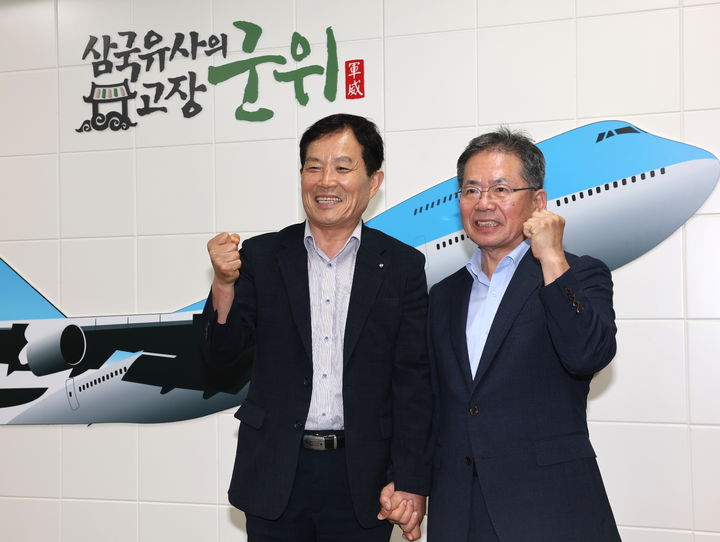 [의성=뉴시스] 최유철 의성군수(왼쪽)와 김진열 군위군수가 대구경북신공항 조기 착공 논의 후 기념사진을 찍고 있다. (사진=의성군 제공) 2026.08.20. photo@newsis.com *재판매 및 DB 금지