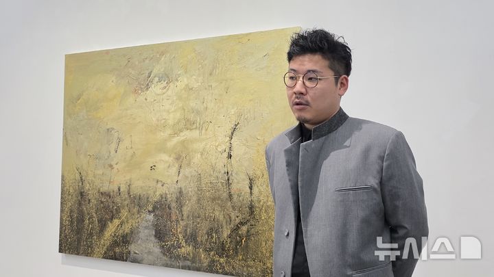 [사진=박현주 미술전문기자] 일본 작가 유키마사 이다가 20일 대구 우손갤러리에서 빈센트 반 고흐의 흔적을 따라 프랑스를 찾아 그린 풍경 작품을 설명하고 있다. 2026.08.20. hyun@newsis.com