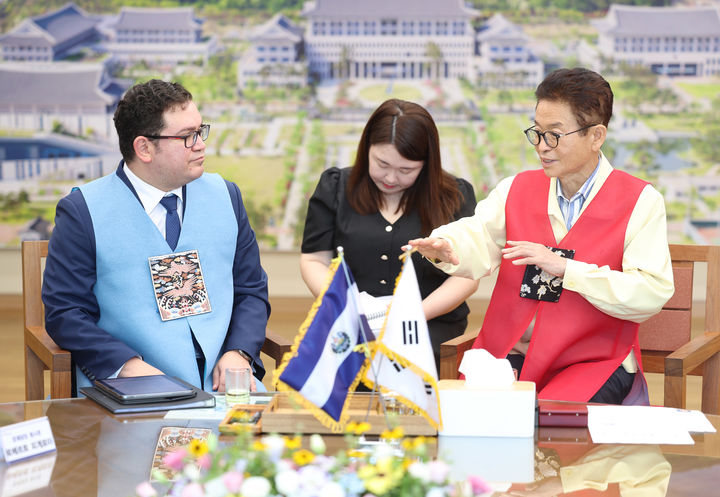 [안동=뉴시스] 이철우 경북도지사(오른쪽)가 20일 경북도청을 찾은 페데리코 미구엘 게레로 아벤다뇨 주한 엘살바도르 대사와 교류 확대 방안을 논의하고 있다. (사진=경북도 제공) 2026.08.20. photo@newsis.com *재판매 및 DB 금지