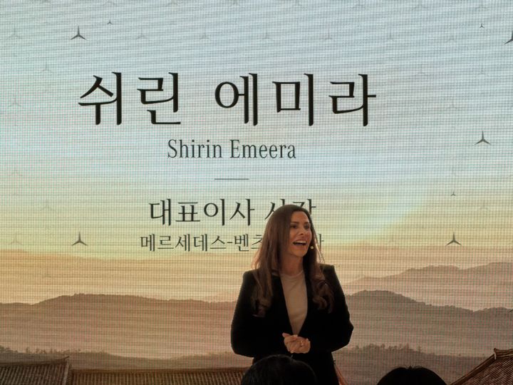 [영월=뉴시스] 김민성 기자 = 쉬린 에미라 메르세데스-벤츠 코리아 신임 대표가 19일 강원도 영월군 '더 한옥 헤리티지'에서 열린 기자간담회에서 환영사를 하고 있다. kms@newsis.com. *재판매 및 DB 금지
