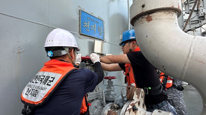[서울=뉴시스] 대한민국 해군 선원들이 급유를 위해 로딩암(Loading Arm)을 배에 연결하고 있다. (사진=SK이노베이션 제공) photo@newsis.com *재판매 및 DB 금지