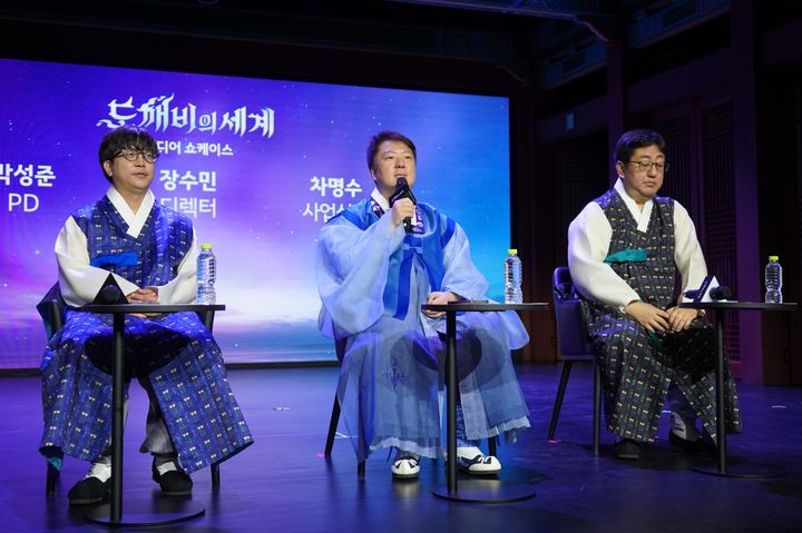 [서울=뉴시스] (왼쪽부터) 박성준 슈퍼캣 PD_장수민 슈퍼캣 디렉터, 차명수 카카오게임즈 사업실장. (사진=카카오게임즈 제공) *재판매 및 DB 금지