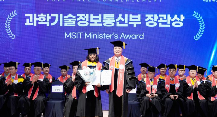 [대전=뉴시스] 20일 열린 '2026년 후기 UST 학위수여식'에서 부총리 겸 과기정통부 장관상을 수상한 조이시 산무게아 박사(왼쪽)가 강대임 총장과 기념촬영을 하고 있다.(사진=UST 제공) *재판매 및 DB 금지