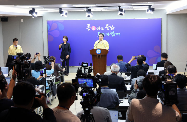 [홍성=뉴시스] 박수현 충남지사, 기자회견 모습. *재판매 및 DB 금지