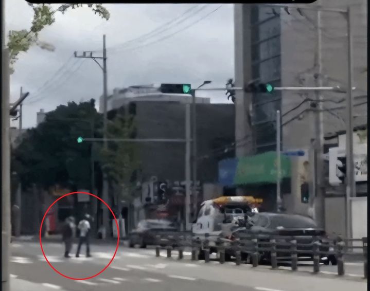 [서울=뉴시스] 대구 동구 반야월에서 배달기사로 추정되는 남성이 거동이 불편한 노인을 부축해 횡단보도를 건너고 있다. (사진출처: 보배드림 캡처)