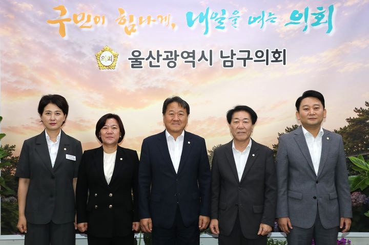[울산=뉴시스] 울산지역 5개 구·군의회 의장으로 구성된 의장협의회(회장 정우식 울주군의회 의장)가 20일 남구의회에서 간담회를 열고 중구·남구·동구·북구 등 4개 자치구의 일반조정교부금 교부율 상향을 울산시에 공동 건의하기로 했다. (사진= 울주군의회 제공) 2026.08.20.photo@newsis.com *재판매 및 DB 금지