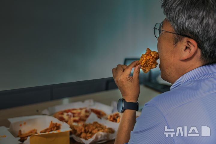 [서울=뉴시스] 밤마다 반복되는 야식은 단순한 습관이 아니라 치료가 필요한 '야식증후군'일 수 있다. (사진= 삼성서울병원 제공)