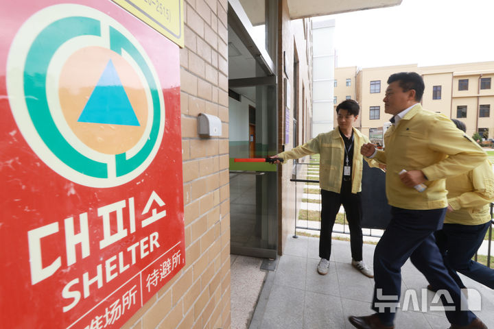 [청주=뉴시스] 신용한 충북도지사가 20일 공습 대비 민방위 훈련에 참여해 청사 내 지하 대피소로 이동하고 있다. (사진= 충북도 제공) 2026.08.20. photo@newsis.com *재판매 및 DB 금지