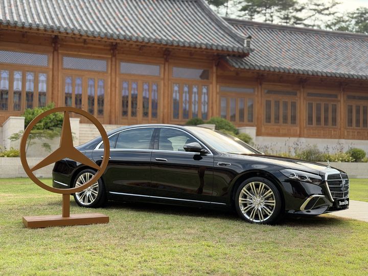 [영월=뉴시스] 김민성 기자 = 강원도 영월군 '더 한옥 헤리티지'에 전시된 '더 뉴 메르세데스-벤츠 S-클래스' 모습. kms@newsis.com. *재판매 및 DB 금지