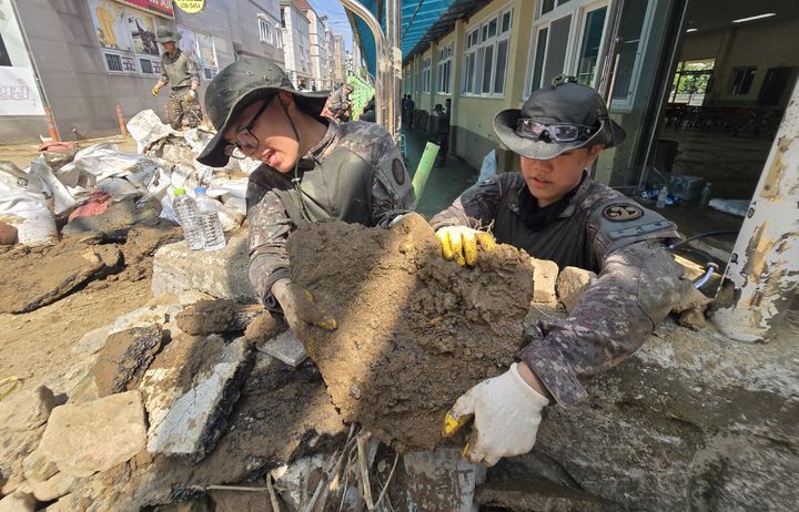 20일 오전 폭우 피해를 입은 거제 지역 일대에서 육군 장병들이 수해복구를 지원하고 있다. (사진=국방부 제공) 2026.08.20. *재판매 및 DB 금지