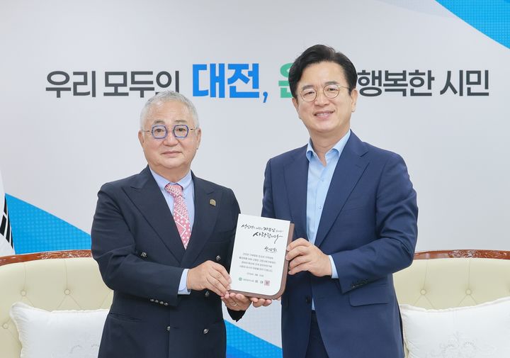 [대전=뉴시스]허태정 대전시장(사진 오른쪽)과 임영진 로쏘㈜(성심당) 대표이사. 2026. 08. 20 photo@newsis.com *재판매 및 DB 금지