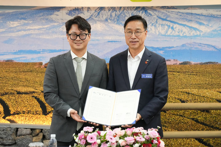 [제주=뉴시스] 위성곤(오른쪽) 제주지사와 황현두 브레디스헬스케어 대표가 20일 오후 제주도청 백록홀에서 협약을 체결한 뒤 기념 촬영을 하고 있다. (사진=제주도 제공) 2026.08.20. photo@newsis.com *재판매 및 DB 금지
