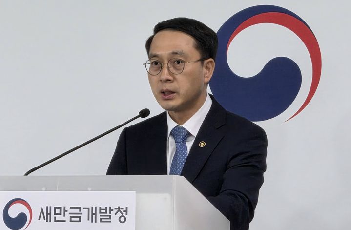 [서울=뉴시스] 문성요 새만금개발청장이 20일 오후 세종 국토교통부 기자실에서 새만금 기본계획 변경안의 주요 내용과 현대차그룹의 투자 이행 상황에 대해 발표하고 있다. 2026.08.20. (사진=국토교통부 제공) photo@newsis.com *재판매 및 DB 금지