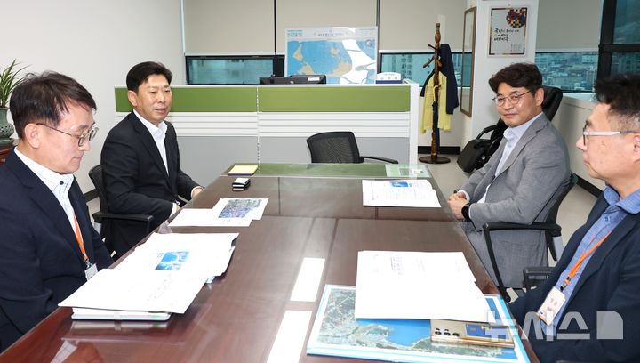 [포항=뉴시스] 20일 해양수산부를 방문한 박용선 포항시장(시계 방향 두 번째)이 김재철 기획조정실장을 만나 환여항 국가 어항 신규 지정과 포항 영일만항 북극항로 특화 항만 조성 등을 건의하고 있다. (사진=포항시 제공) 2026.08.20. photo@newsis.com