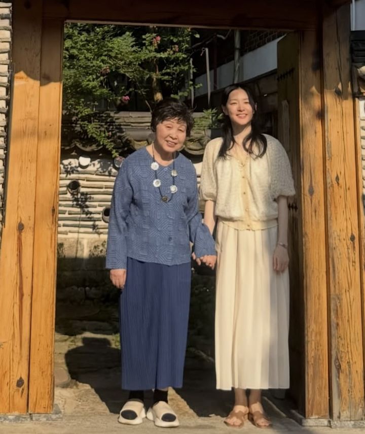 [서울=뉴시스]배우 이영애가 궁중음식연구원을 방문해 드라마 '대장금'의 요리 스승님을 만났다.(사진=이영애 인스타그램 캡처)2026.08.20.