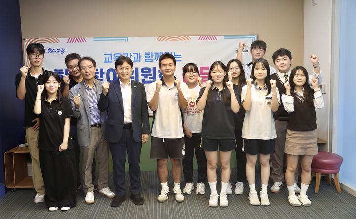 [울산=뉴시스] 울산시교육청은 20일 교육청에서 조용식 교육감과 학생참여위원회 초·중·고 대표 학생 32명이 참석한 가운데 '교육감과 함께하는 학생참여위원회 간담회'를 열었다고 밝혔다. (사진=울산교육청 제공) photo@newsis.com *재판매 및 DB 금지
