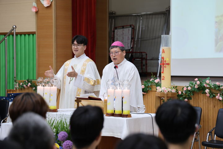  [서울=뉴시스] 지난 5월 정순택 대주교가 서울애화학교 개교 50주년 기념 미사에서 강론하는 동안, 옆에서 부제가 수어로 통역하고 있다. (사진=천주교 서울대교구 제공) 2026.08.20. photo@newsis.com *재판매 및 DB 금지