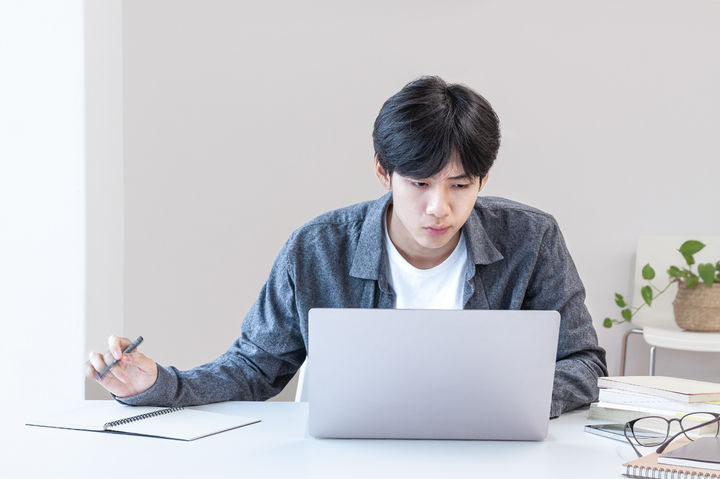 [서울=뉴시스]인공지능(AI)을 활용한 학생들이 과제에서는 더 높은 점수를 받지만 정작 시험에서는 성적이 떨어질 수 있다는 대규모 연구 결과가 나왔다. (사진=유토이미지) 2026.08.20