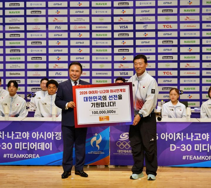  윤홍근 제너시스BBQ 그룹 회장(왼쪽)이 20일 충북 진천 국가대표선수촌에서 열린 ‘2026 아이치-나고야 아시안게임 D-30 미디어데이’에서 김택수 국가대표선수촌장에게 대한민국 국가대표 선수단의 선전을 기원하는 격려금을 전달하고 기념촬영을 하고 있다. (사진=BBQ제공) *재판매 및 DB 금지