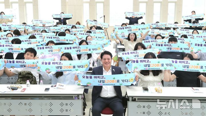 [안양=뉴시스] 최대호 안양시장(가운데)이 20일 오후 안양창업지원센터에서 열린 '2026 청년도전 지원사업 장기프로그램 간담회 및 수료식'에 참석해 청년들과 퍼포먼스를 하며 기념 촬영을 하고 있다.(사진=안양시 제공).2026.08.20.photo@newsis.com