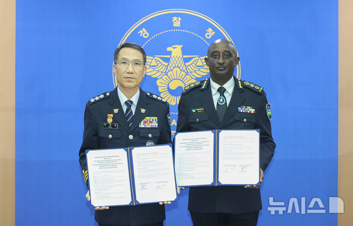 [서울=뉴시스]경찰청은 20일 서울 서대문구 미근동 경찰청사에서 르완다 경찰청장과 '한-르완다 치안총수회담'을 개최하고 양국 간 치안협력 강화를 위한 업무협약(MOU)을 체결했다고 밝혔다. (사진제공=경찰청) 2026.08.20 photo@newsis.com
