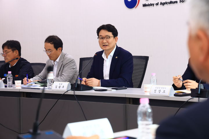 [세종=뉴시스] 김종구 농림축산식품부 차관이 20일 정부세종청사에서 농어촌 기본소득 시범사업 참여 지역 군수들과 간담회를 개최하고 있다. (사진=농식품부 제공) *재판매 및 DB 금지