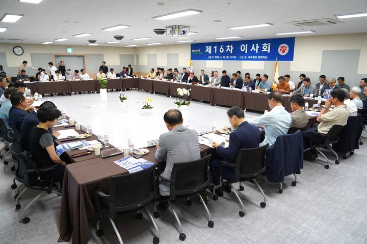 [전남광주=뉴시스] 광주시체육회가 20일 오후 2시 체육회관 중회의실에서 전갑수 회장 주재로 제16차 이사회를 열고 통합체육회 출범을 위한 주요 준비사항과 향후 추진계획을 논의하고 있다. (사진 = 광주시체육회 제공). 2026.08.20. photo@newsis.com *재판매 및 DB 금지