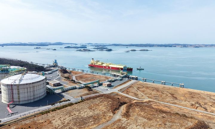 [서울=뉴시스] SK이노베이션 E&S의 액화천연가스(LNG) 운반선이 지난 2월23일 충남 보령 LNG 터미널에 처음 입항하는 모습. (사진=SK이노베이션) 2026.08.20 photo@newsis.com *재판매 및 DB 금지 *재판매 및 DB 금지